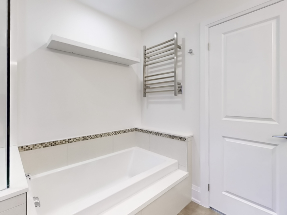 428B Valermo Drive - Primary Bathroom on Upper Level