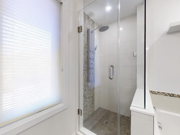 428B Valermo Drive - Primary Bathroom on Upper Level