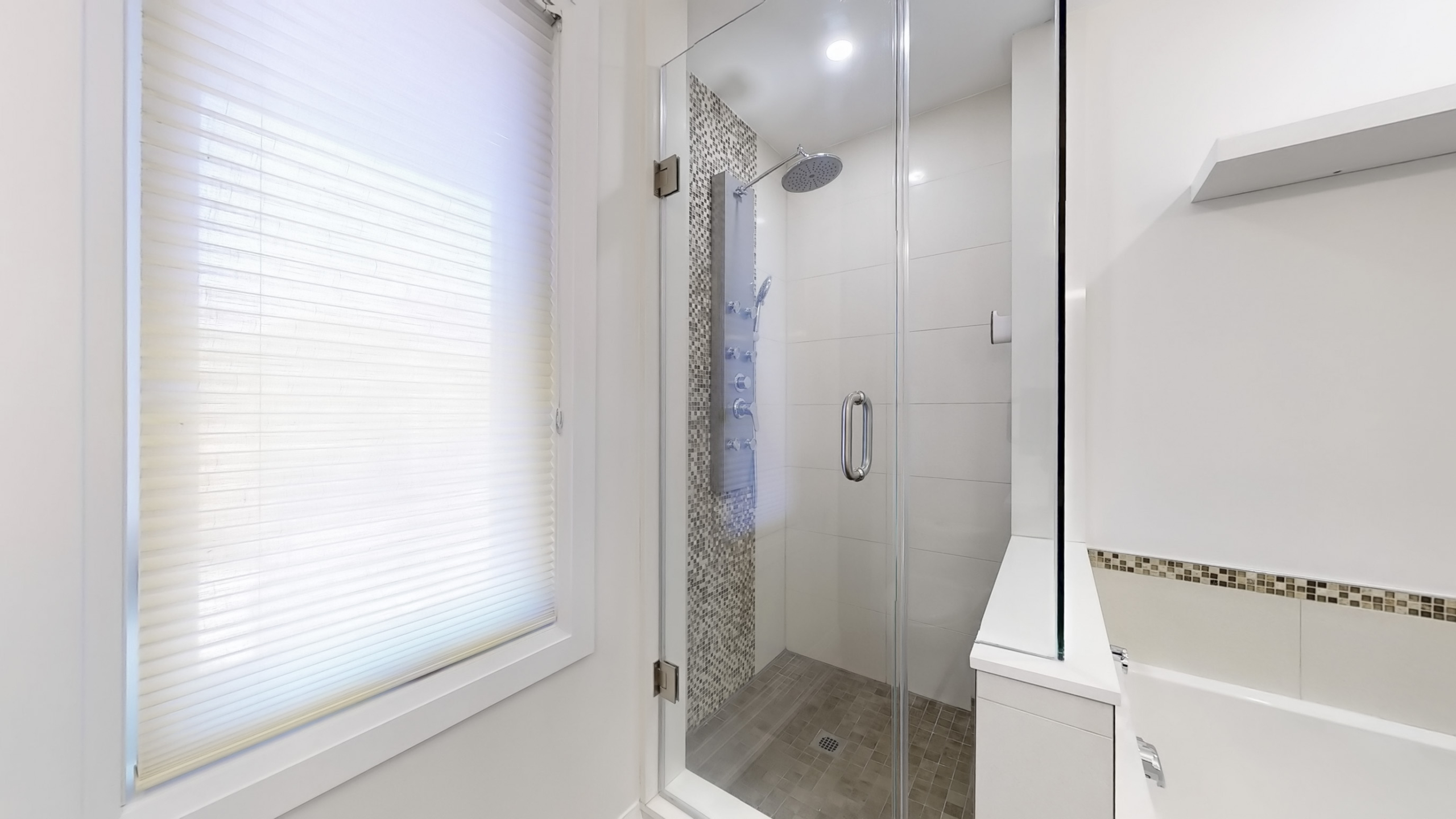 428B Valermo Drive - Primary Bathroom on Upper Level