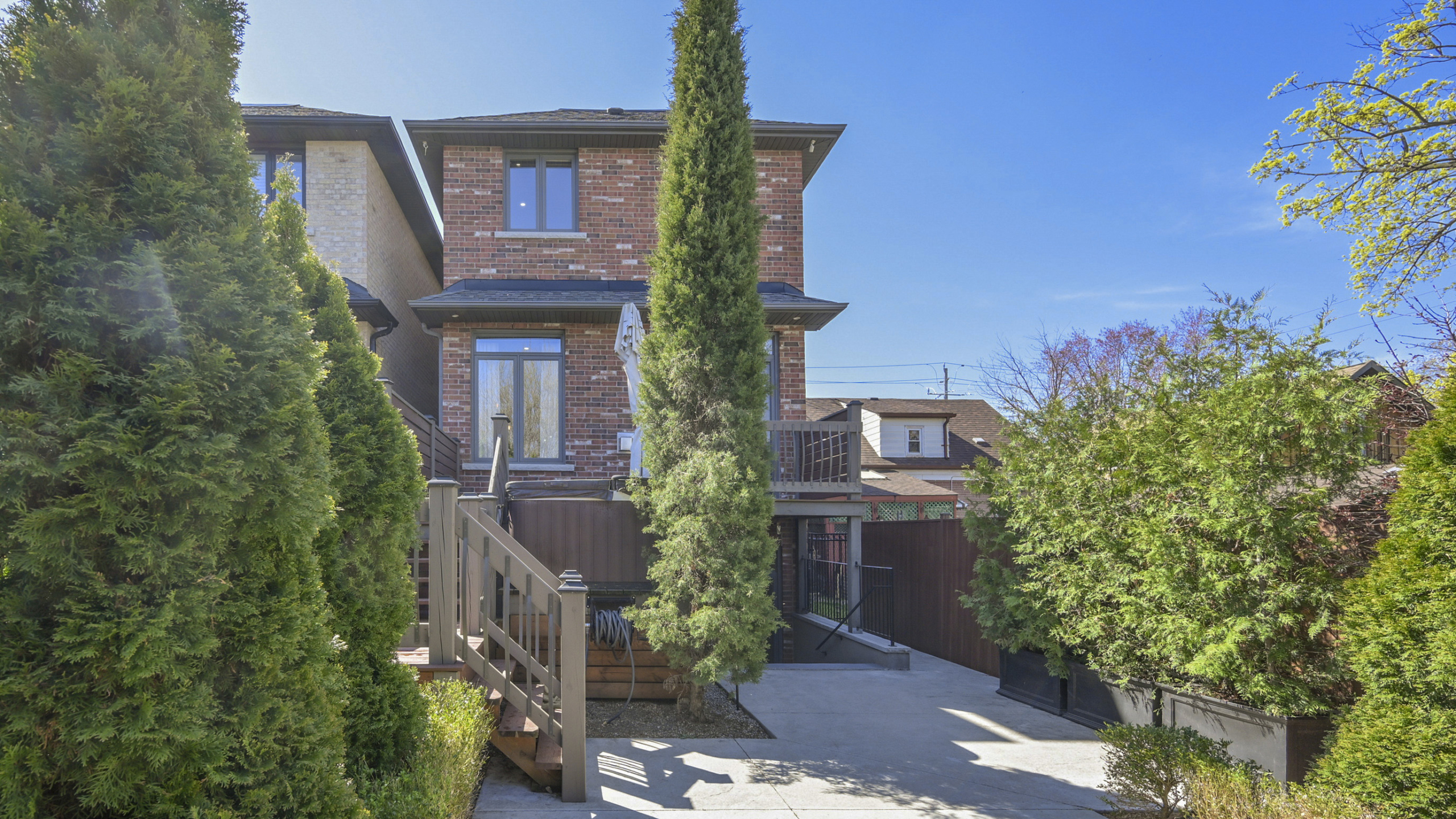 428B Valermo Drive - Landscaped Backyard Multi-Level Deck Custom Cabana Hot Tub
