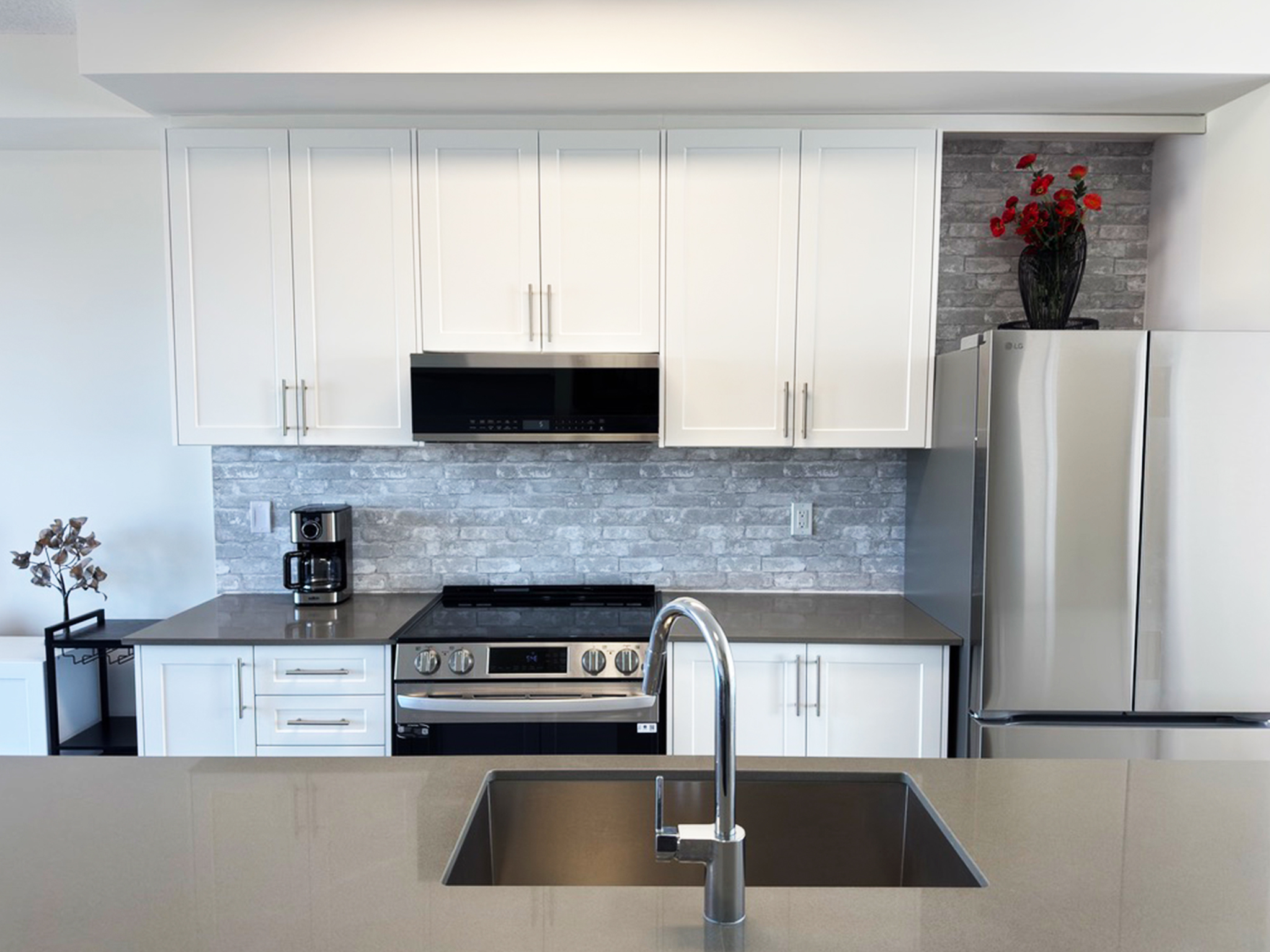 27 Sama Way - Modern Kitchen with Quartz Counters & Stainless Steel Appliances