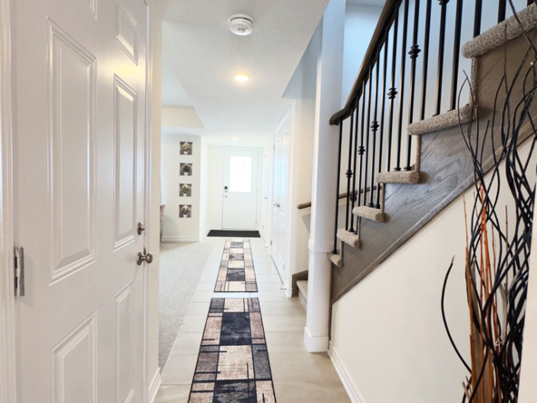 27 Sama Way Wasaga Beach - Access to Garage